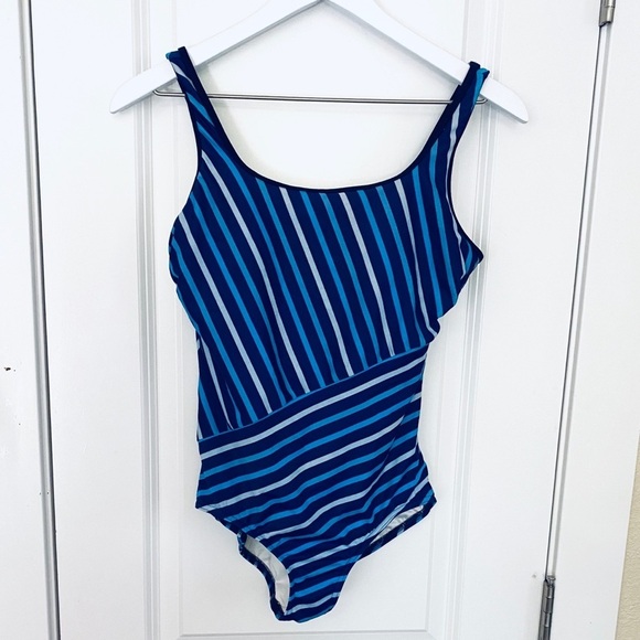 Lands End One Piece Swimsuit 🩱 - Picture 1 of 5
